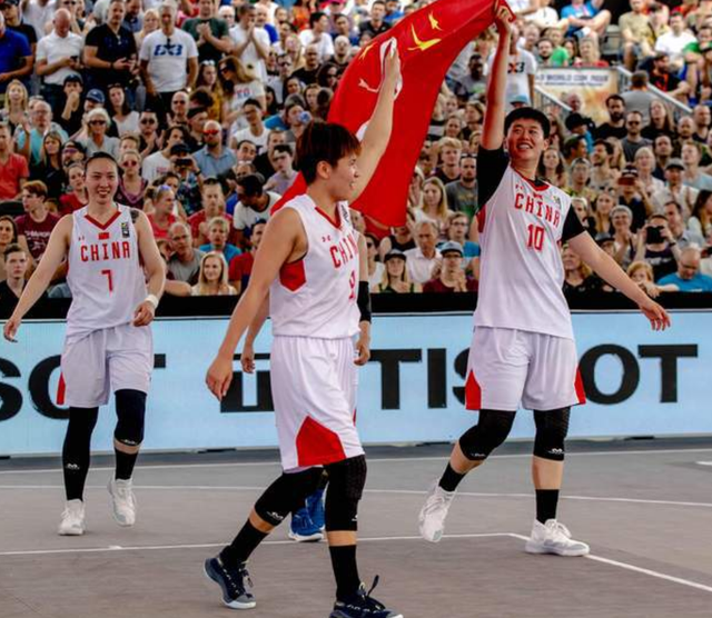 助罗马升至意甲榜首，斯维拉尔达成罗马生涯100场里程碑（斯维拉尔罗马百场达成，助球队登顶意甲榜首）