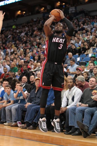 杜兰特远投三分命中，全场欢呼（杜兰特命中超远三分，现场沸腾）