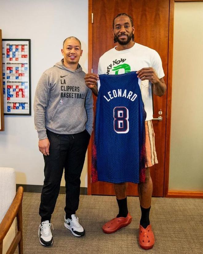 越来越大了，泰州高速口已经搭好巨幅“苏超”冠军标语（泰州高速口挂起巨幅“苏超”冠军标语，声势再升级）